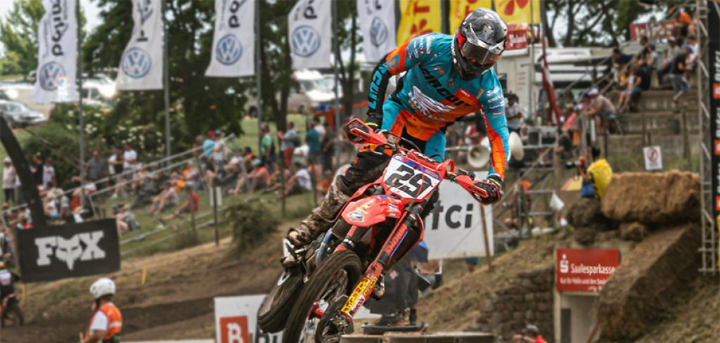 motorcyclists on the circuit of the mxgp live streaming